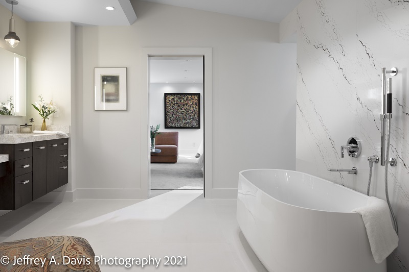 TNAR 2022 Mid-Century Modern Master Bath Jeffrey A. Davis Photography