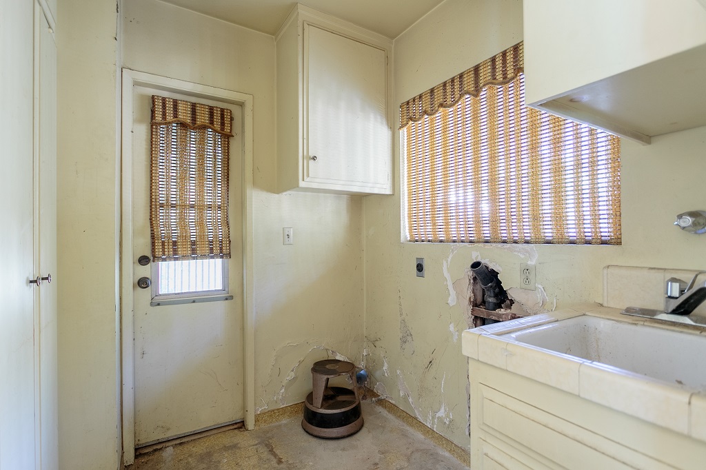 2833 E Chevy Chase Dr Glendale CA MLS Listing Photo Laundry Room April 2021