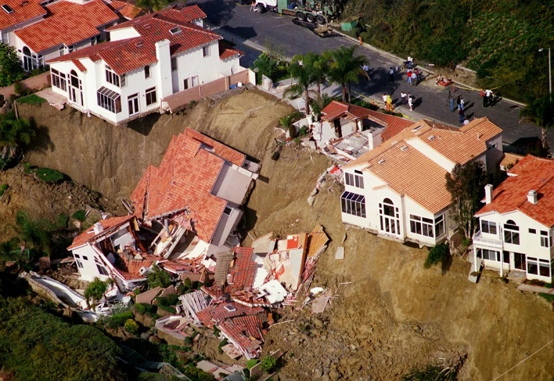 Aerial view of two homes on Via Estoril in Laguna Niguel that fell in 1998 when a rain-soaked hillside collapsed. Photo by Geraldine Wilkins–Kasinga and Los Angeles Times.