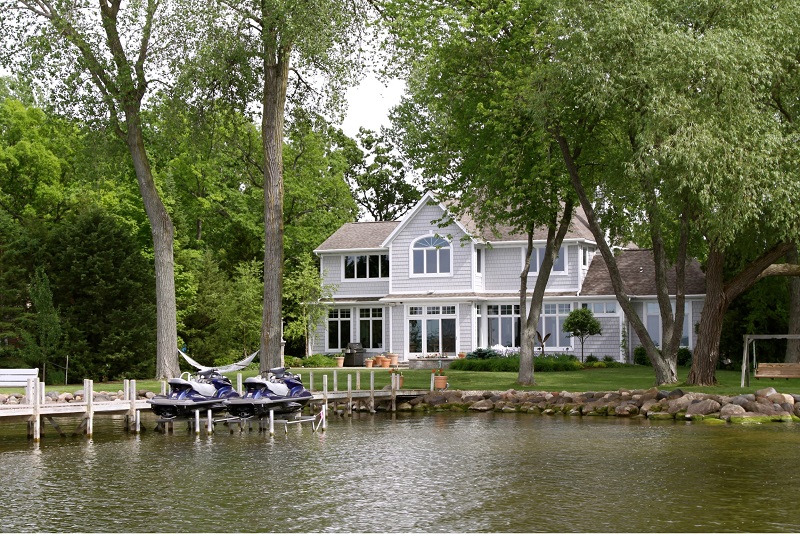 Large lakefront home with pier and jet skis