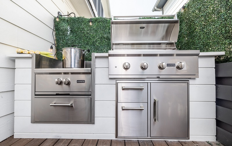 RTA Outdoor Living modular outdoor kitchen, Plank Bright Quartz with Coyote appliances in small space
