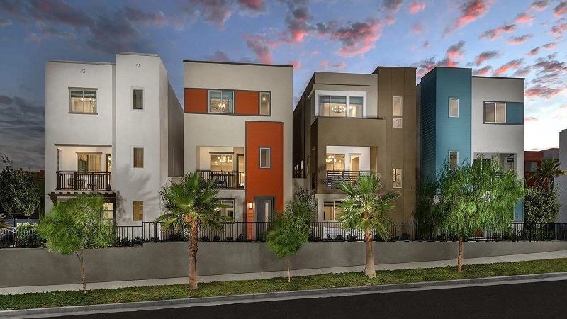 Detached townhomes in Harbor Pointe at Ponte Vista