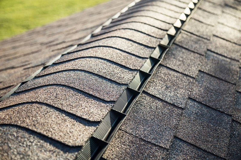 Asphalt shingle roof with ridge vent