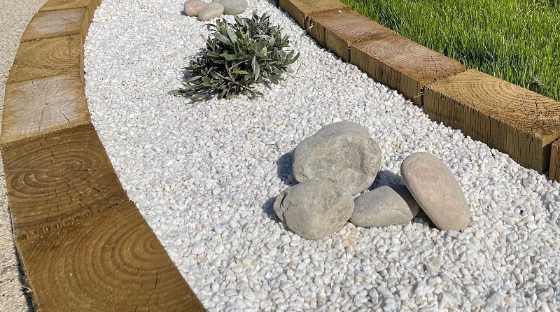 A beautifully landscaped yard kept in immaculate condition with Easihold's Mulch and Rock Binder solution