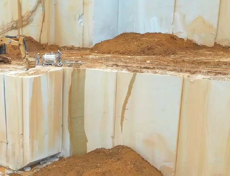 Decolores quartzite production process: a view of their Mont Blanc quarry in Brazil