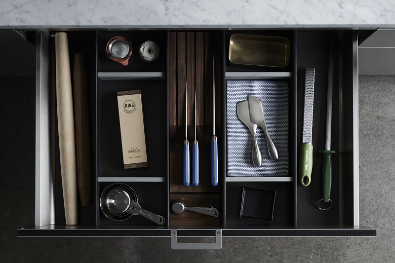 Well-organized kitchen drawer in a Henrybuilt integrated kitchen: Tailored in Tribeca