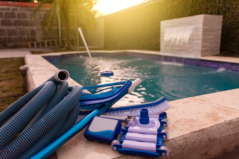 Cleaning kit for a small swimming pool