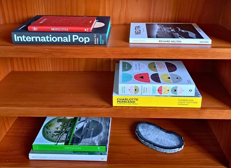 Wooden bookshelf next to the reading nook with design inspiration