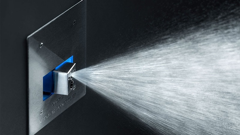 Automist mounted nozzle spraying a fine mist