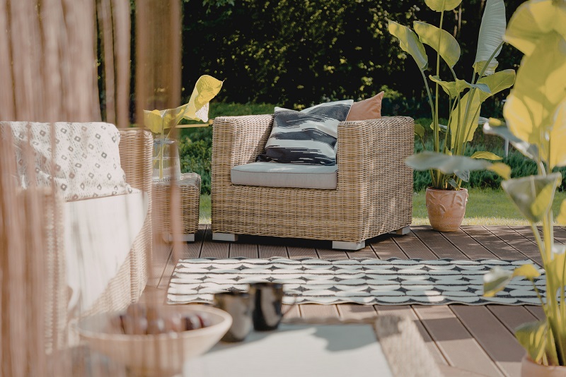 Easily accessible, cozy patio chair with outdoor décor 