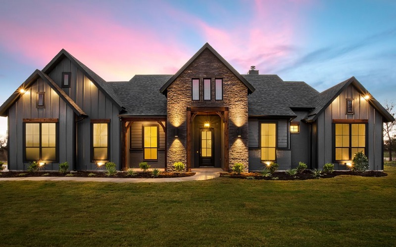 Palmetto outdoor lighting home with uplighting at dusk