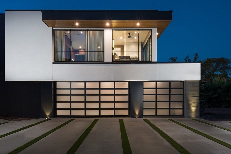 TNAH 2026 Studio House/Guest Apartment above the 3-car groundlevel garage, featuring Clopay doors. Photo by Ian Roth Studios