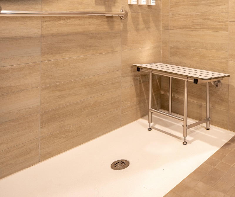 Curbless shower with large grab bar